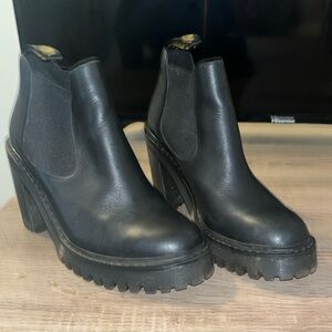 Black Dr. Marten Airwair platforms- women’s 8